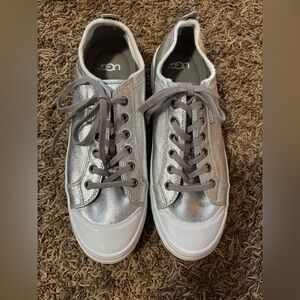 UGG Women's Aries Metallic Sneakers Silver Metallic White Soles Size 8.5